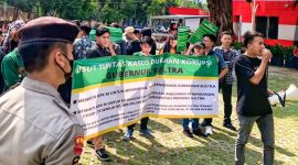 Aksi demonstrasi massa yang mendesak KPK RI untuk mengusut dugaan korupsi Gubernur Sulawesi Tenggara di Gedung KPK RI, Kuningan, Jakarta Selatan, Senin (19/9/2022). (*Ist) 