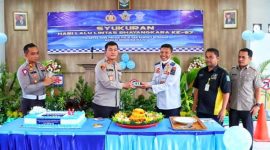 Kapolres Simalungun AKBP Ronald F.C Sipayung menyerahkan potongan nasi tumpeng dan diserahkan kepada personel Sat Lantas. (*Ist) 