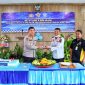 Kapolres Simalungun AKBP Ronald F.C Sipayung menyerahkan potongan nasi tumpeng dan diserahkan kepada personel Sat Lantas. (*Ist) 