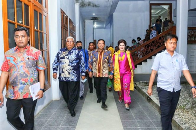 Ali Mazi menyambut Kunker Panglima Komando Operasi Udara II, Marsda TNI Widyargo Ikoputra bersama Ketua PIA Ardhya Garini, Ibu Yanti Ikoputra di Rujab Gubernur Sultra. Minggu (25/09/2022). (*Ist) 