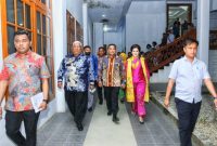 Ali Mazi menyambut Kunker Panglima Komando Operasi Udara II, Marsda TNI Widyargo Ikoputra bersama Ketua PIA Ardhya Garini, Ibu Yanti Ikoputra di Rujab Gubernur Sultra. Minggu (25/09/2022). (*Ist) 
