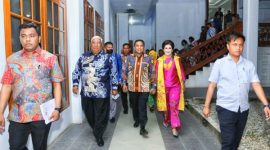 Ali Mazi menyambut Kunker Panglima Komando Operasi Udara II, Marsda TNI Widyargo Ikoputra bersama Ketua PIA Ardhya Garini, Ibu Yanti Ikoputra di Rujab Gubernur Sultra. Minggu (25/09/2022). (*Ist) 