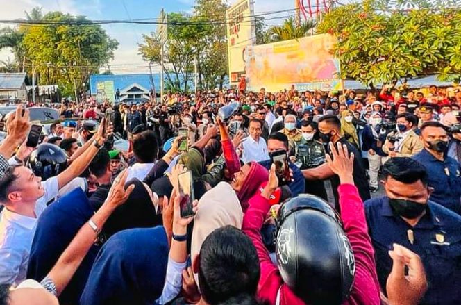 Presiden Joko Widodo disambut masyarakat saat tiba di Kota Baubau, Provinsi Sulawesi Tenggara, pada Senin 26 September 2022. (Foto: BPMI Setpres/Laily Rachev) 