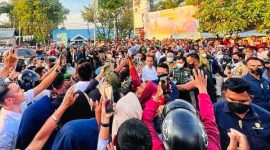 Presiden Joko Widodo disambut masyarakat saat tiba di Kota Baubau, Provinsi Sulawesi Tenggara, pada Senin 26 September 2022. (Foto: BPMI Setpres/Laily Rachev) 