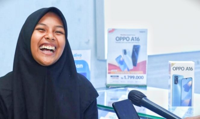 Sabrila, mendapatkan telepon genggam baru dari Presiden Joko Widodo (*BPMI Setpres/Kris). 