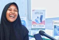 Sabrila, mendapatkan telepon genggam baru dari Presiden Joko Widodo (*BPMI Setpres/Kris). 