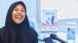 Sabrila, mendapatkan telepon genggam baru dari Presiden Joko Widodo (*BPMI Setpres/Kris). 