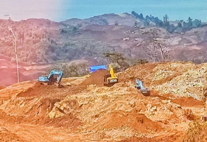 Aktivitas penambangan biji nikel PT Sulawesi Hasta Finma (SHF), di lahan eks IUP Hapar, Blok Mandiodo, kini menjadi IUP PT Antam, hanya bermodalkan Surat Keterangan Tanah (SKT). (*Ist) 