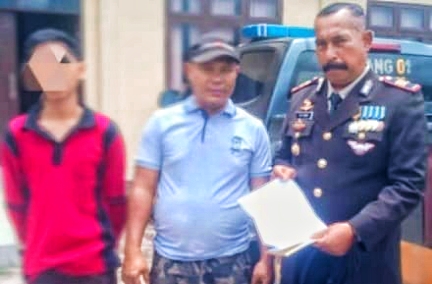 Keluarga Rajamin Hasibuan melaporkan oknum guru SMKN 1 Barumun ke Polres Padang Lawas. Senin (03/10/2022). (*Ist) 
