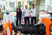 Kepala Sekolah SMKN 1 Siantar, M. Syahrizal Damanik, S.Pd.,MPd (Tengah) bersama Humas, Jolisaltaro Saragih, SPd, (Kanan) dan Syam Hadi Purba, orang tua siswa (Kiri). Rabu (05/10/2022). (*Hadi/Kroscek) 