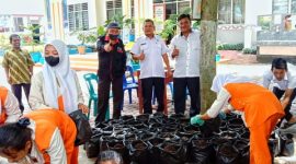 Kepala Sekolah SMKN 1 Siantar, M. Syahrizal Damanik, S.Pd.,MPd (Tengah) bersama Humas, Jolisaltaro Saragih, SPd, (Kanan) dan Syam Hadi Purba, orang tua siswa (Kiri). Rabu (05/10/2022). (*Hadi/Kroscek) 