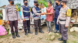 Kapolsek Bangun, AKP Lambok Stevanus Gultom, SH., menyerahkan paket sembako kepada salah seorang warga terdampak harga BBM. Minggu (09/10/2022) sekira Pkl.10.00 WIB. (*Ist) 