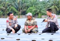 Kapolda Sumatera Utara, Irjen Panca Putra, berdiskusi bersama seorang petani cabai dan bawang, Soleh, kepercayaan Kapolda Sumut. Rabu (12/10/2022). (*Ist) 