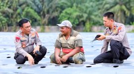 Kapolda Sumatera Utara, Irjen Panca Putra, berdiskusi bersama seorang petani cabai dan bawang, Soleh, kepercayaan Kapolda Sumut. Rabu (12/10/2022). (*Ist) 