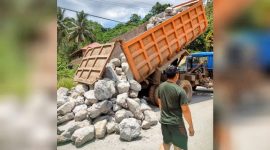 Truk kelebihan muatan Over Dimension Over Loading menumpahkan batu di jalan umum kecamatan motui. (*Ist) 