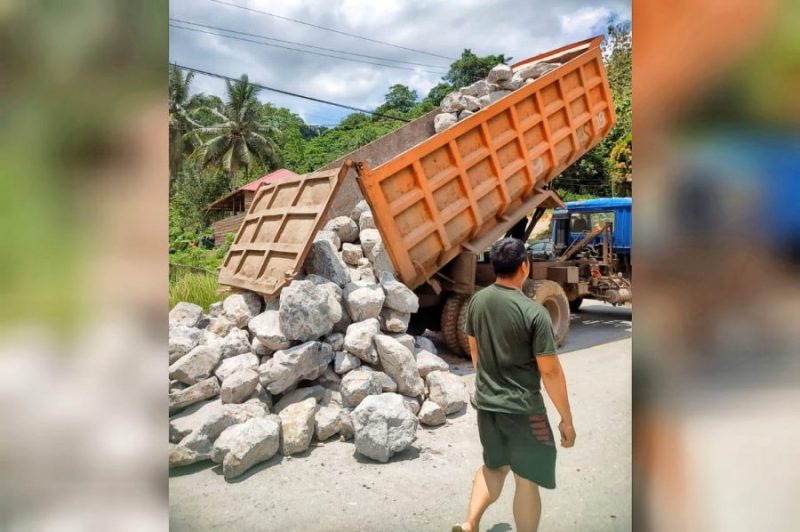 Truk kelebihan muatan Over Dimension Over Loading menumpahkan batu di jalan umum kecamatan motui. (*Ist) 