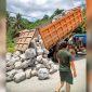 Truk kelebihan muatan Over Dimension Over Loading menumpahkan batu di jalan umum kecamatan motui. (*Ist) 