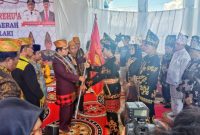 Ketum DPP LAT Sultra, H. Masyhur Masie Abunawas mengukuhkan dan penyerahkan Pataka DPD LAT Bombana, di Eks MTQ Bombana, Minggu (23/10/2022). (*Rul) 