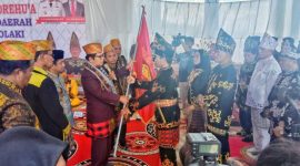 Ketum DPP LAT Sultra, H. Masyhur Masie Abunawas mengukuhkan dan penyerahkan Pataka DPD LAT Bombana, di Eks MTQ Bombana, Minggu (23/10/2022). (*Rul) 
