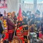 Ketum DPP LAT Sultra, H. Masyhur Masie Abunawas mengukuhkan dan penyerahkan Pataka DPD LAT Bombana, di Eks MTQ Bombana, Minggu (23/10/2022). (*Rul) 