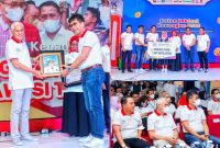 Kepala OJK Sultra Penyerahkan Dilan Award kategori daerah tingkat provinsi sebagai tokoh pendorong program TPAKD kepada Gubernur Sulawesi Tenggara yang diwakili oleh Pj. Sekda Prov. Sultra Tahun 2022, Kendari, Minggu (23/10/2022). (*Ist) 