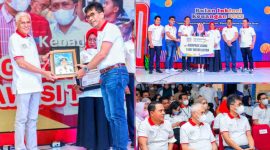 Kepala OJK Sultra Penyerahkan Dilan Award kategori daerah tingkat provinsi sebagai tokoh pendorong program TPAKD kepada Gubernur Sulawesi Tenggara yang diwakili oleh Pj. Sekda Prov. Sultra Tahun 2022, Kendari, Minggu (23/10/2022). (*Ist) 