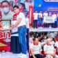 Kepala OJK Sultra Penyerahkan Dilan Award kategori daerah tingkat provinsi sebagai tokoh pendorong program TPAKD kepada Gubernur Sulawesi Tenggara yang diwakili oleh Pj. Sekda Prov. Sultra Tahun 2022, Kendari, Minggu (23/10/2022). (*Ist) 