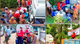 PMI Pasuruan distribusikan air bersih ke masyarakat Desa Klakah, Sibon dan Mangguan. Rabu (26/10/2022). (*Ist) 