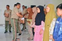 Komandan Korem 022/Pantai Timur, Kolonel Inf Luqman Arief, S.I.P., menyerahkan bingkisab kepada anak yatim piatu di Aula Pantai Timur Makorem 022/PT, Jum'at (07/10/2022). (*Ist) 