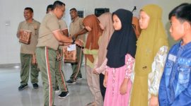 Komandan Korem 022/Pantai Timur, Kolonel Inf Luqman Arief, S.I.P., menyerahkan bingkisab kepada anak yatim piatu di Aula Pantai Timur Makorem 022/PT, Jum'at (07/10/2022). (*Ist) 