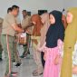 Komandan Korem 022/Pantai Timur, Kolonel Inf Luqman Arief, S.I.P., menyerahkan bingkisab kepada anak yatim piatu di Aula Pantai Timur Makorem 022/PT, Jum'at (07/10/2022). (*Ist) 