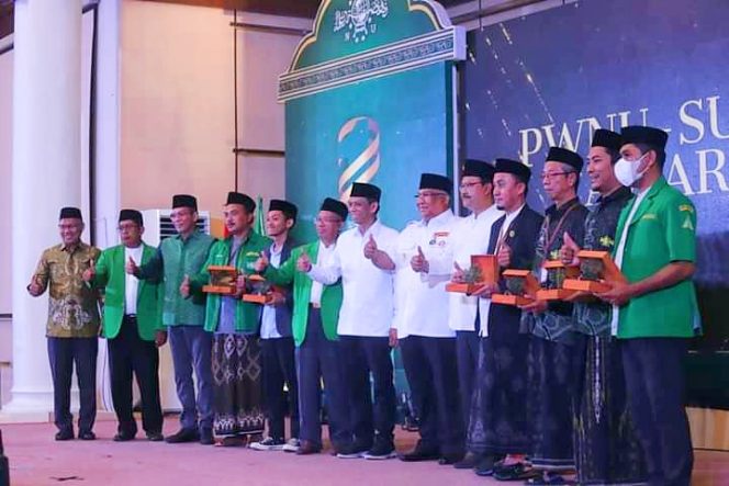 Gubernur Sultra Penyematankan penganugerahan NU SULAWESI TENGGARA AWARDS kategori tokoh diberikan kepada KH. Hamzah Mappa. Kamis (06/10/2022). (*Ist) 
