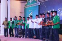 Gubernur Sultra Penyematankan penganugerahan NU SULAWESI TENGGARA AWARDS kategori tokoh diberikan kepada KH. Hamzah Mappa. Kamis (06/10/2022). (*Ist) 