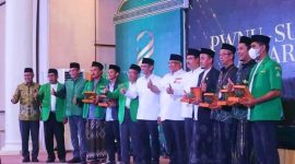 Gubernur Sultra Penyematankan penganugerahan NU SULAWESI TENGGARA AWARDS kategori tokoh diberikan kepada KH. Hamzah Mappa. Kamis (06/10/2022). (*Ist) 