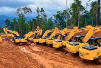 Dokumentasi sejumlah alat berat milik PT DMS 77 ditahan Polda Sultra saat asyik menambang di kawasan hutan lindung di blok morombo, Konawe utara. (*Ist) 