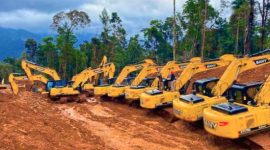 Dokumentasi sejumlah alat berat milik PT DMS 77 ditahan Polda Sultra saat asyik menambang di kawasan hutan lindung di blok morombo, Konawe utara. (*Ist) 