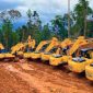 Dokumentasi sejumlah alat berat milik PT DMS 77 ditahan Polda Sultra saat asyik menambang di kawasan hutan lindung di blok morombo, Konawe utara. (*Ist) 