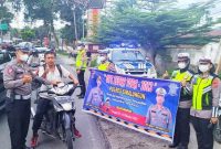Kasatlantas Polres Simalungun berikan edukasi pengendara pada Operasi Zebra Toba 2022. Jumat (14/10/2022). (*Ist) 