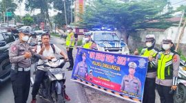 Kasatlantas Polres Simalungun berikan edukasi pengendara pada Operasi Zebra Toba 2022. Jumat (14/10/2022). (*Ist) 