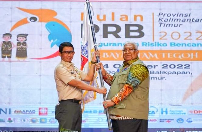 Gubernur Sultra menerima Bendera Pataka Bulan Pengurangan Risiko Bencana tuan rumah sultra 2023. (*Ist) 