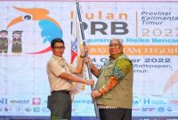 Gubernur Sultra menerima Bendera Pataka Bulan Pengurangan Risiko Bencana tuan rumah sultra 2023. (*Ist) 