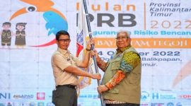 Gubernur Sultra menerima Bendera Pataka Bulan Pengurangan Risiko Bencana tuan rumah sultra 2023. (*Ist) 