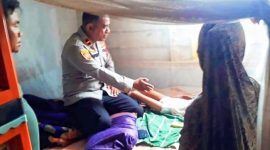Kapolsek Routa, Ipda Muhdin Tidore, bersama personelnya mengunjungi Merida (2) di tempat tidurnya, anak dari pasangan Cecen dan Dira. Minggu (16/10/2022). (*Ist) 