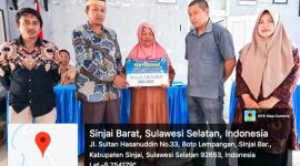 Kepala Desa Botolempangan, Sudirman menyerahkan BLT-DD kepada salah satu KPM disaksikan unsur Pemerintahan, BPD dan Pendamping desa. Kamis, (20/10/2022). (*Ist) 