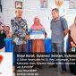 Kepala Desa Botolempangan, Sudirman menyerahkan BLT-DD kepada salah satu KPM disaksikan unsur Pemerintahan, BPD dan Pendamping desa. Kamis, (20/10/2022). (*Ist) 