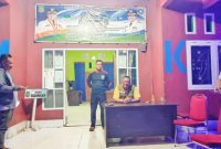 Kepala Dinas Damkar Konut bersama stafnya saat melakukan piket malam siap siaga bencana kebakaran. (*Ist) 