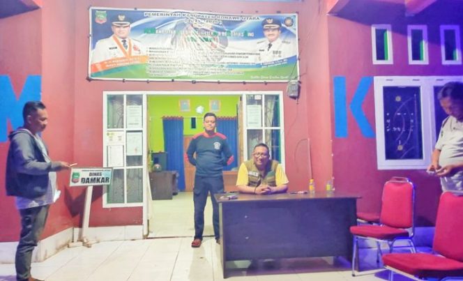 Kepala Dinas Damkar Konut bersama stafnya saat melakukan piket malam siap siaga bencana kebakaran. (*Ist) 