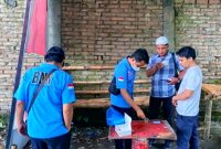 Tim Gabungan lakukan penggeledahan dan tes urine salah seorang warga yang dicurigai. (*Ist) 
