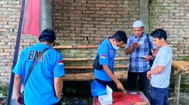 Tim Gabungan lakukan penggeledahan dan tes urine salah seorang warga yang dicurigai. (*Ist) 