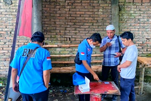 Tim Gabungan lakukan penggeledahan dan tes urine salah seorang warga yang dicurigai. (*Ist) 
